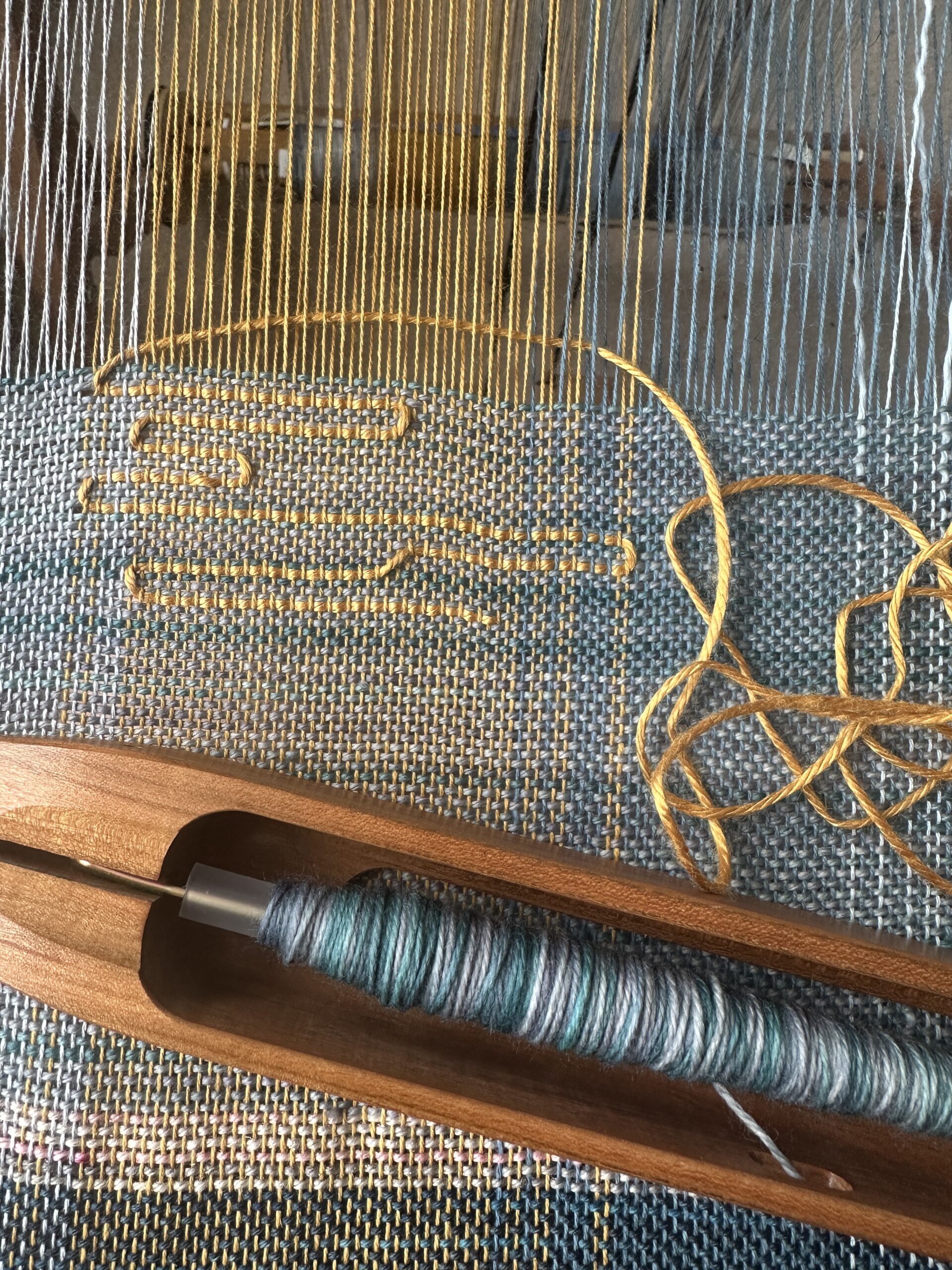 Weaving with a gold yarn inclusion in a zig zag style